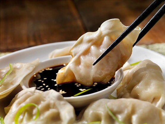 तेज मिर्च वाले मोमोज खाना युवक को पड़ा महंगा, फट गई आंत