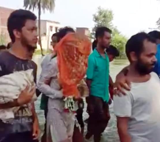 नाव में बैठकर निकला दूल्हा, पानी में बाराती, बिहार की बाढ़ में ऐसे हो रहीं शादियां