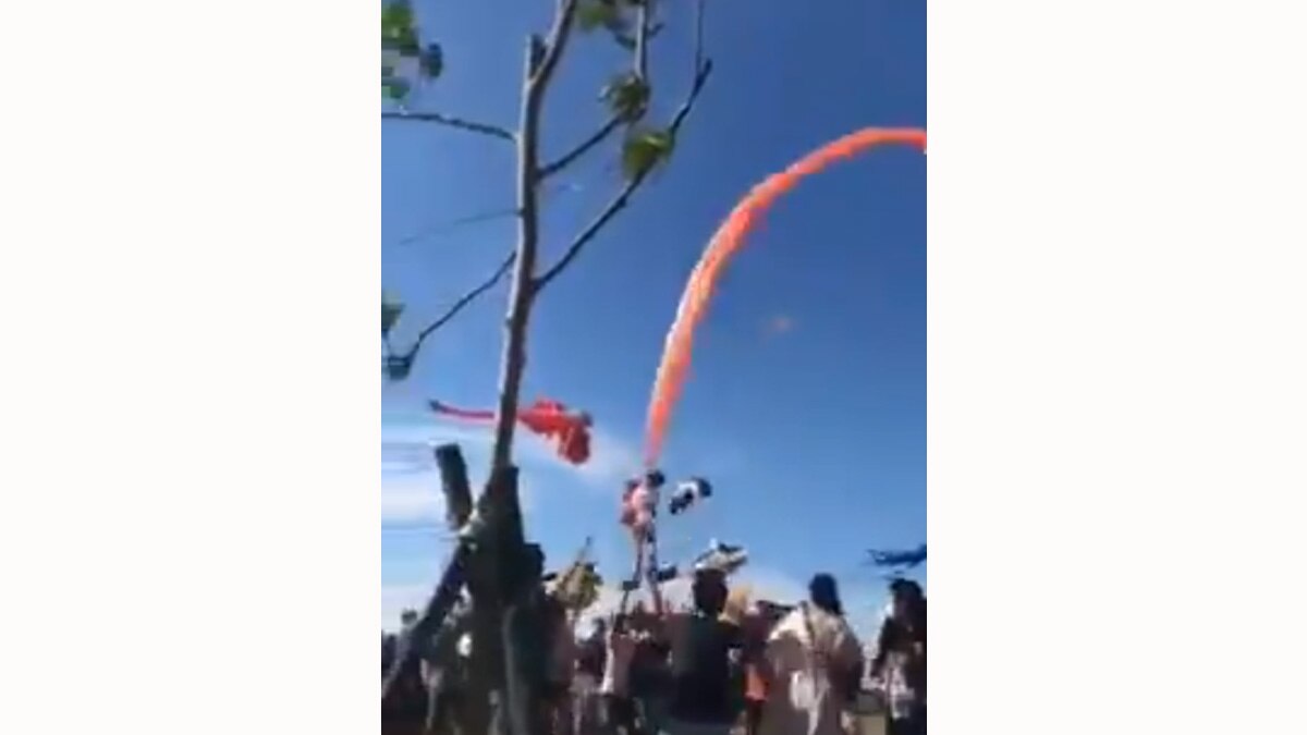 पतंग के साथ हवा में उड़ी बच्ची (फोटो वीडियो ग्रैब)