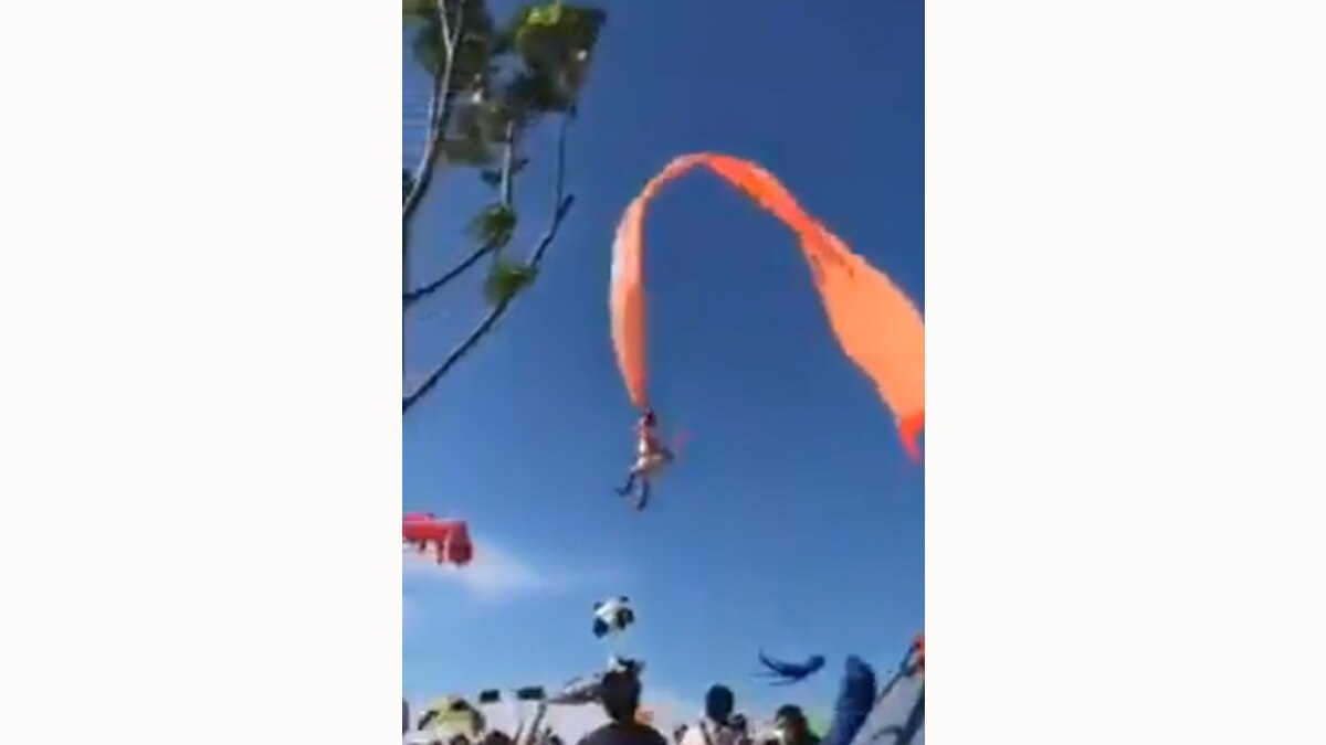 पतंग के साथ हवा में उड़ी बच्ची (फोटो वीडियो ग्रैब)