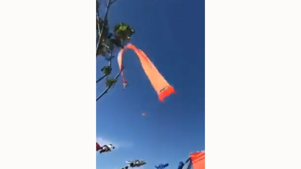 पतंग के साथ हवा में उड़ी बच्ची (फोटो वीडियो ग्रैब)