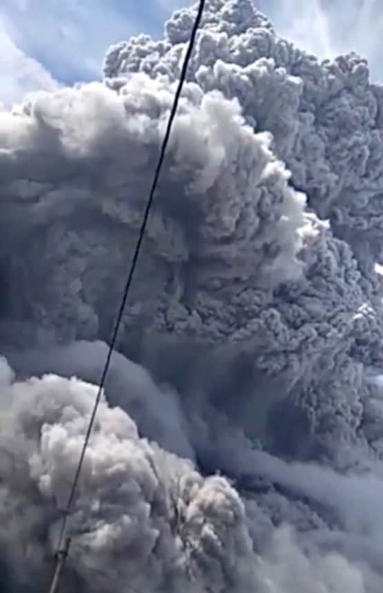 इंडोनेशिया में भड़का ज्वालामुखी, 30 किमी दूर तक पहुंची राख