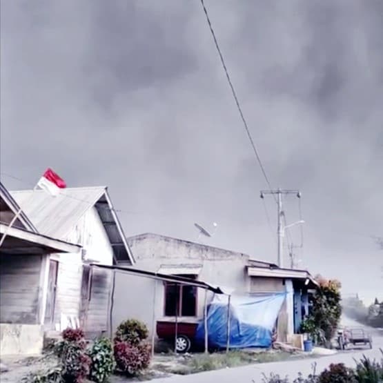 इंडोनेशिया में भड़का ज्वालामुखी, 30 किमी दूर तक पहुंची राख