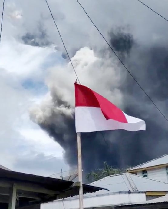 इंडोनेशिया में भड़का ज्वालामुखी, 30 किमी दूर तक पहुंची राख