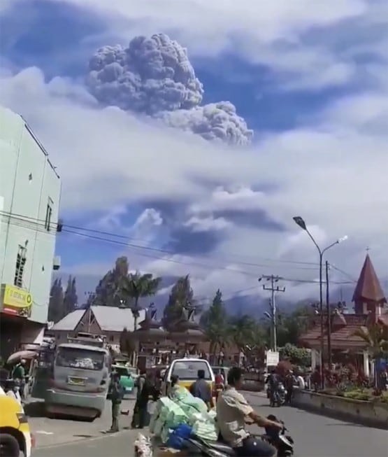 इंडोनेशिया में भड़का ज्वालामुखी, 30 किमी दूर तक पहुंची राख