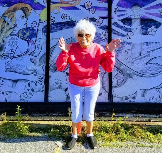 अस्पताल से निकलते ही 103 साल की दादी ने बनवाया टैटू, बाइक पर ली राइड