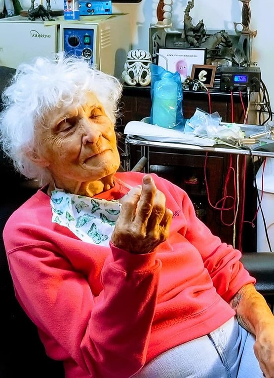 अस्पताल से निकलते ही 103 साल की दादी ने बनवाया टैटू, बाइक पर ली राइड