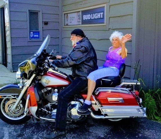 अस्पताल से निकलते ही 103 साल की दादी ने बनवाया टैटू, बाइक पर ली राइड