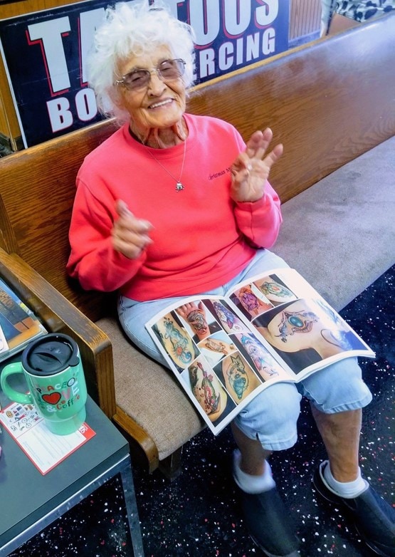 अस्पताल से निकलते ही 103 साल की दादी ने बनवाया टैटू, बाइक पर ली राइड