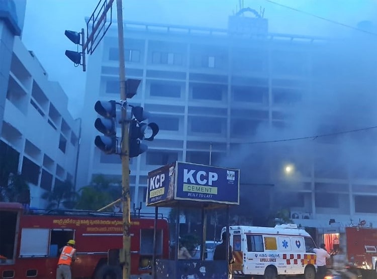 आंध्र: कोविड सेंटर बने होटल में लगी भीषण आग, 9 लोगों की मौत