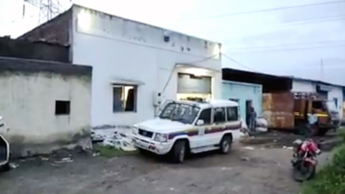  साजापुर के एक गोदाम पर पुलिस ने छापा (Photo Aajtak)