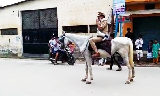 घोड़े पर सवार गाइडलाइंस बताते दारोगा जी, कमान नाबालिगों के हाथ