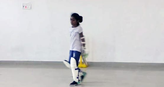 धोनी का हेलिकॉप्टर शॉट लगाती है 7 साल की बच्ची, आकाश चोपड़ा भी फैन