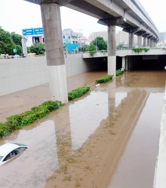 चंद घंटों की बारिश से एनसीआर का बुरा हाल, गुरुग्राम में डूबी गाड़ियां, Photos