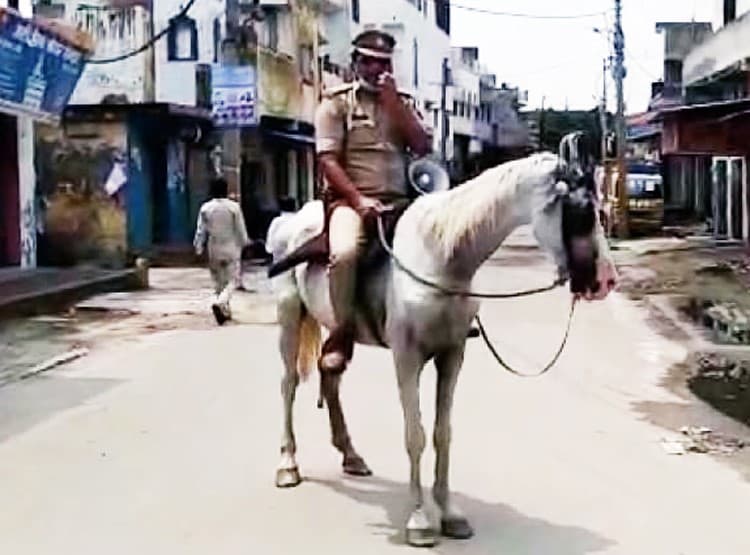 घोड़े पर सवार गाइडलाइंस बताते दारोगा जी, कमान नाबालिगों के हाथ
