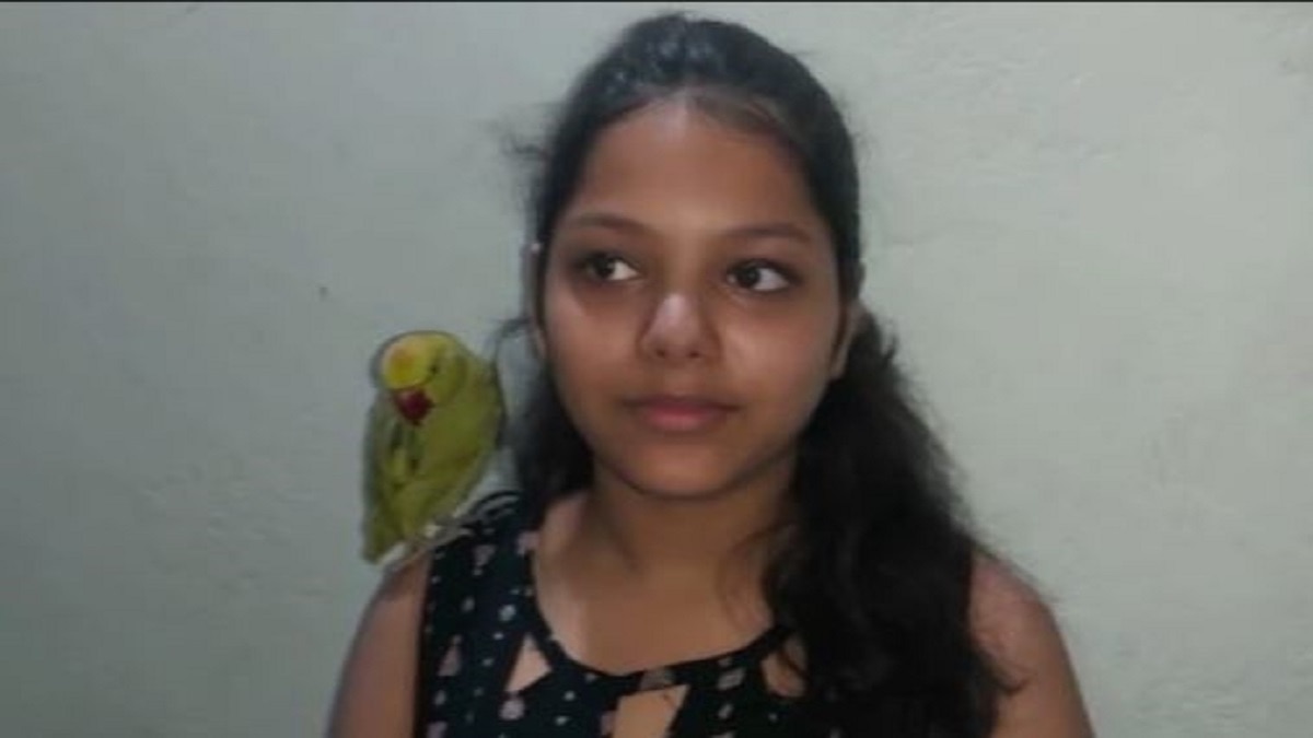 खुद YouTube चलाता है तोता