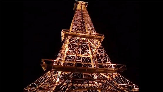 बेटे ने की Wifi सिग्नल की शिकायत, पिता ने छत पर बना दिया एफिल टॉवर