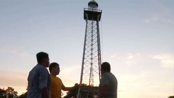 बेटे ने की Wifi सिग्नल की शिकायत, पिता ने छत पर बना दिया एफिल टॉवर