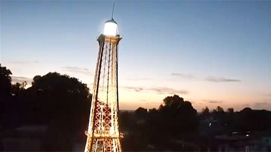 बेटे ने की Wifi सिग्नल की शिकायत, पिता ने छत पर बना दिया एफिल टॉवर