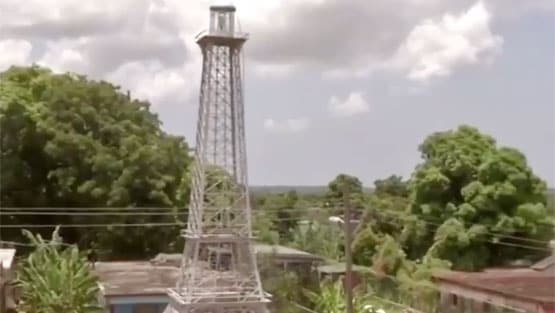 बेटे ने की Wifi सिग्नल की शिकायत, पिता ने छत पर बना दिया एफिल टॉवर