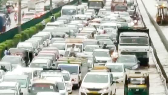 चंद घंटों की बारिश से एनसीआर का बुरा हाल, गुरुग्राम में डूबी गाड़ियां, Photos