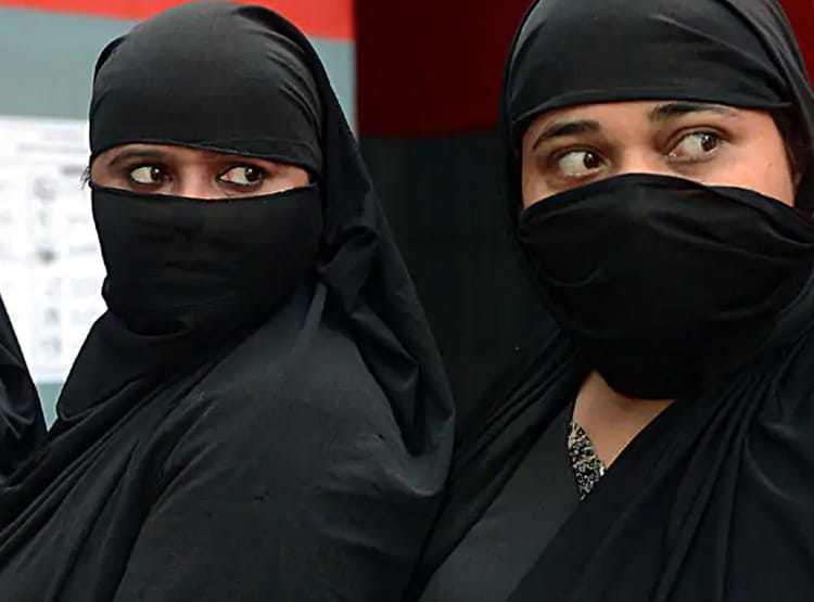 व्हाट्सऐप कॉल पर पत्नी को दिया तीन तलाक, 19 सेकंड में बिखरा 19 साल का रिश्ता