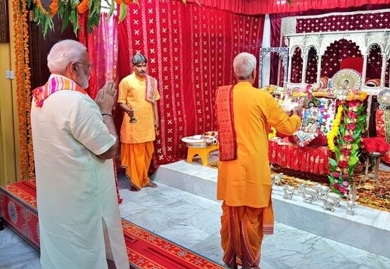 वाराणसी से बहरीन तक, अयोध्या से पहले इन जगहों पर दिखा है मोदी का भक्त अवतार