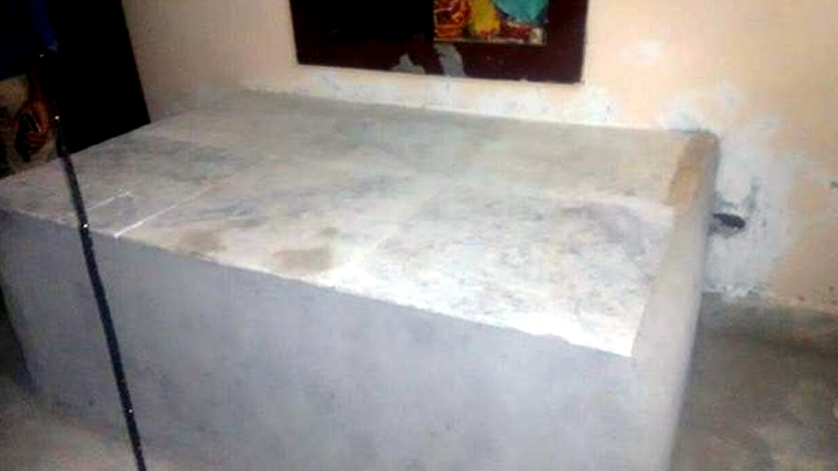 सीमेंट का चबूतरा.