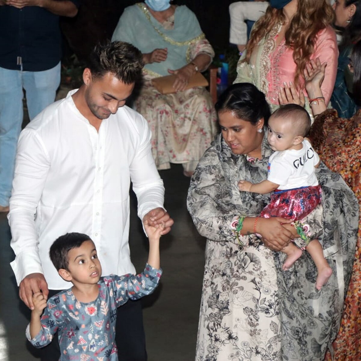अर्प‍िता खान शर्मा पति आयुष और बच्चों के साथ (Photo-Yogen Shah)