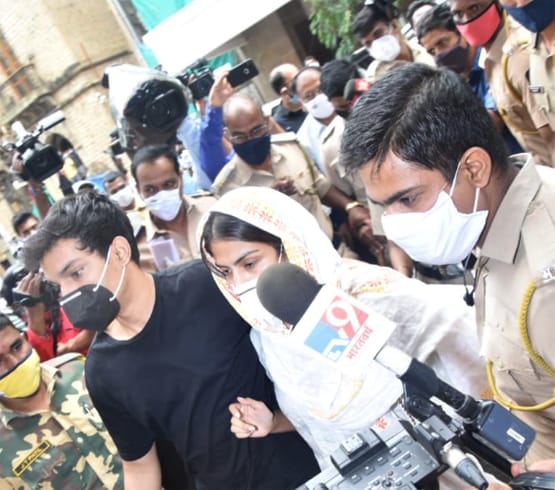 'आपके परिवार पर सुशांत की हत्या का आरोप है' सवाल सुन भड़कीं रिया