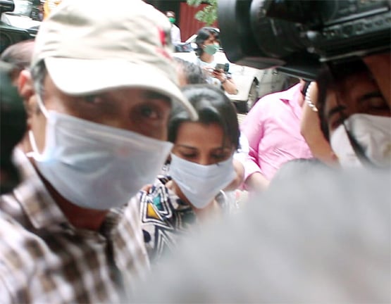 ED ऑफिस पहुंचते ही भीड़ ने सुशांत की बहन को घेरा, बचाव में आई महिला पुलिस