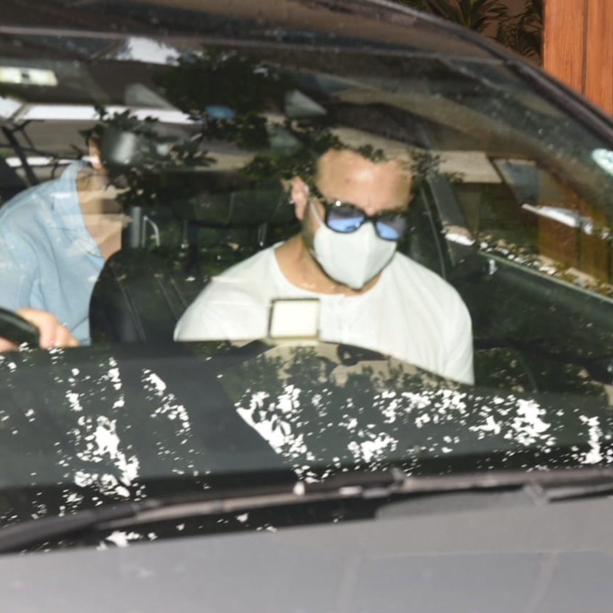 सैफ और करीना गाड़ी में 