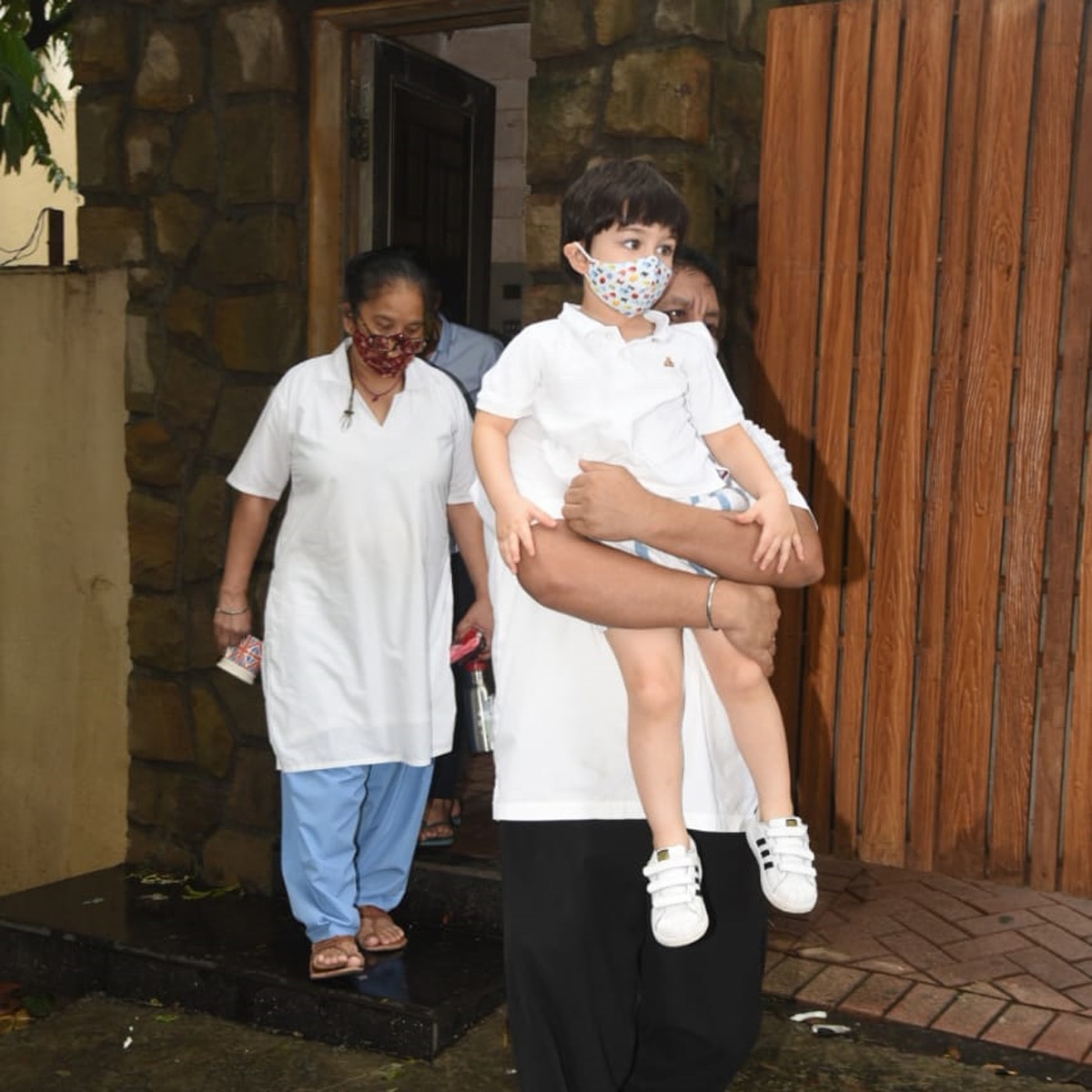 अपनी नैनी के साथ तैमूर अली खान