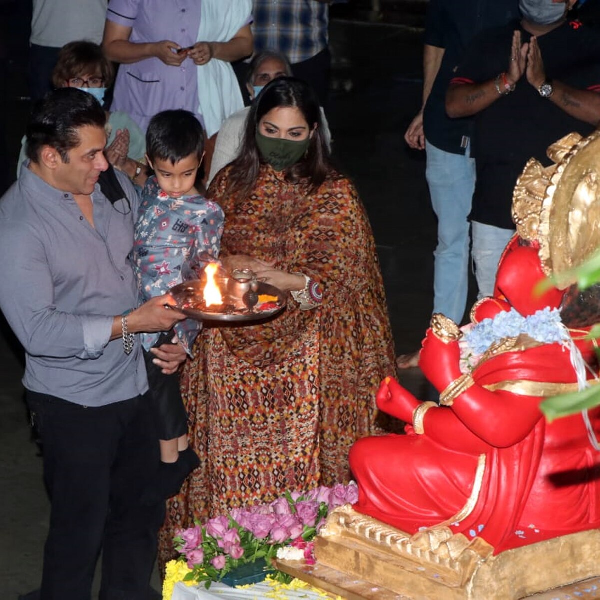 सलमान खान भांजे को गोद में उठा आरती करते हुए (Photo-Yogen Shah)