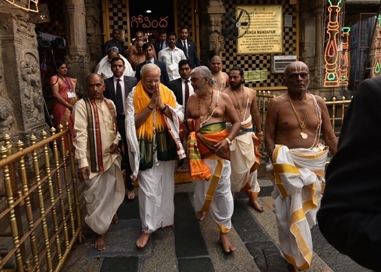 भूमि पूजन के लिए अयोध्या पहुंचे पीएम मोदी, धोती-कुर्ते में दिखा ये खास अंदाज