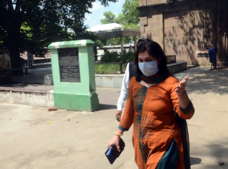 विकास दुबे की अस्थियां लेने पहुंचीं पत्नी ऋचा, 37 दिन से रखी थी