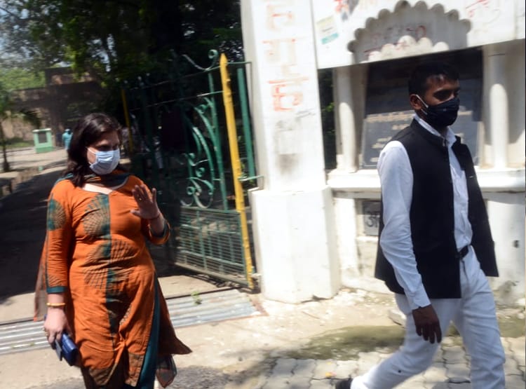 विकास दुबे की अस्थियां लेने पहुंचीं पत्नी ऋचा, 37 दिन से रखी थी