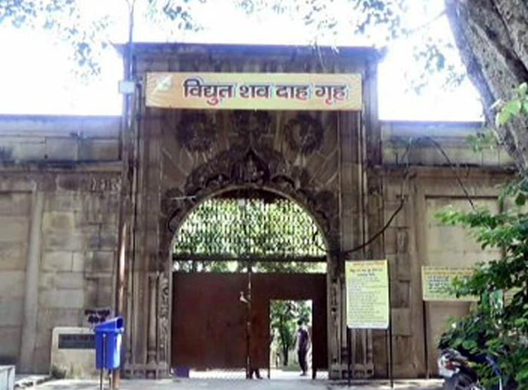 विकास दुबे की अस्थियां लेने पहुंचीं पत्नी ऋचा, 37 दिन से रखी थी