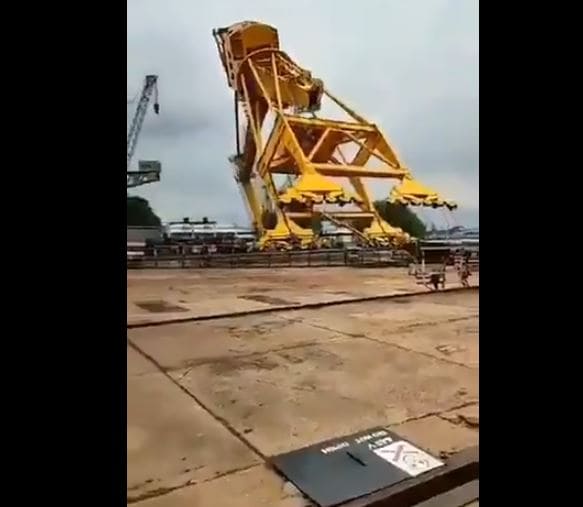 आंध्र: काम करते लोगों पर गिर गई भारी भरकम क्रेन, देखें हादसे की तस्वीरें