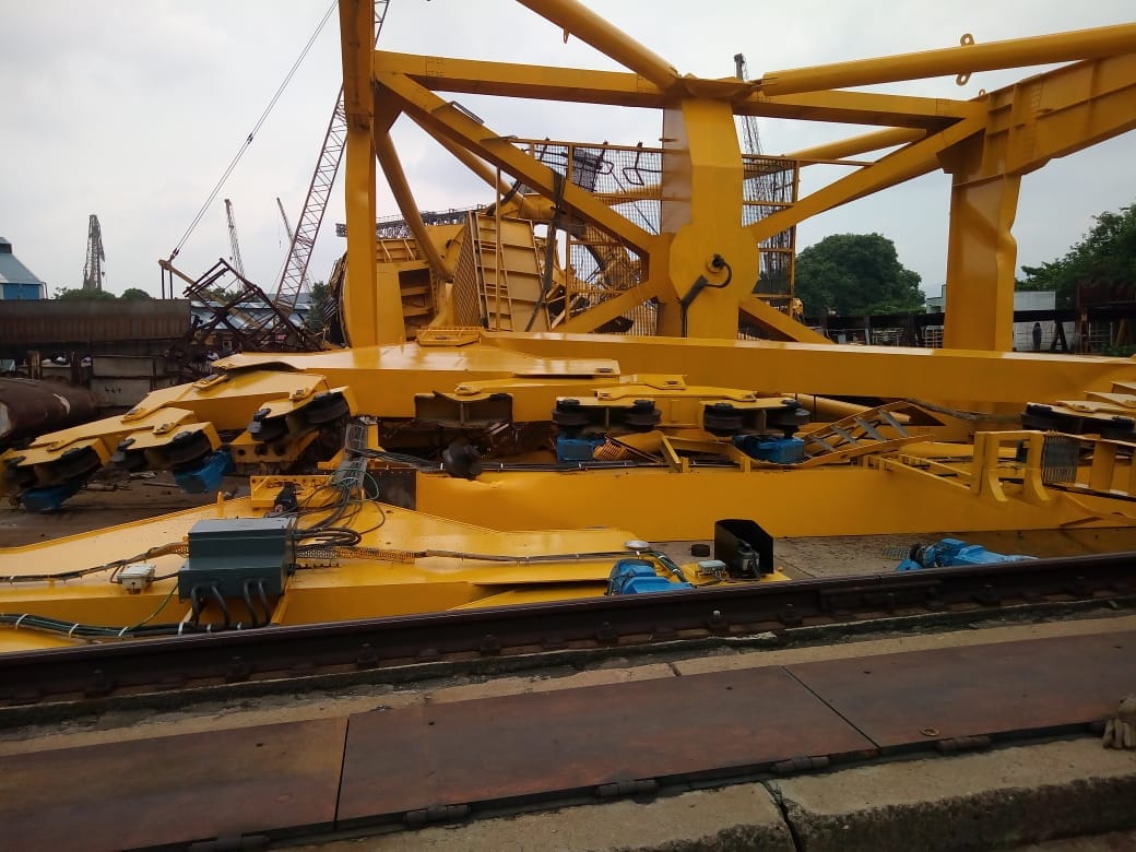 आंध्र: काम करते लोगों पर गिर गई भारी भरकम क्रेन, देखें हादसे की तस्वीरें