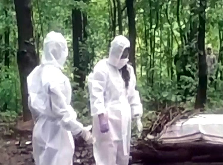नहीं आया कोई रिश्तेदार, महिला ने PPE किट पहन किया पति का अंतिम संस्कार