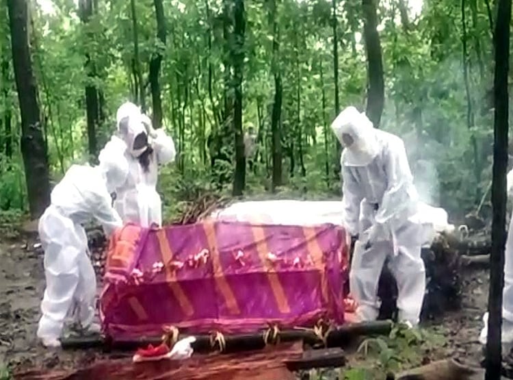 नहीं आया कोई रिश्तेदार, महिला ने PPE किट पहन किया पति का अंतिम संस्कार