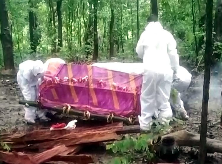 नहीं आया कोई रिश्तेदार, महिला ने PPE किट पहन किया पति का अंतिम संस्कार