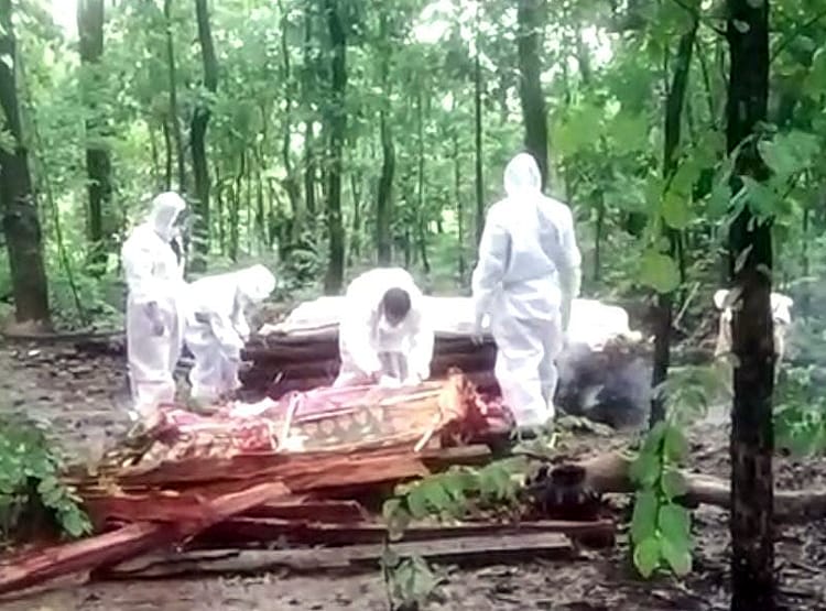 नहीं आया कोई रिश्तेदार, महिला ने PPE किट पहन किया पति का अंतिम संस्कार
