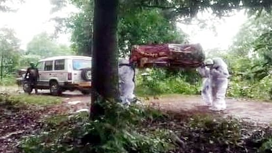 नहीं आया कोई रिश्तेदार, महिला ने PPE किट पहन किया पति का अंतिम संस्कार