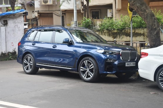 गाड़ियों के शौकीन अजय देवगन ने खरीदी BMW, सोशल मीडिया पर फोटोज वायरल