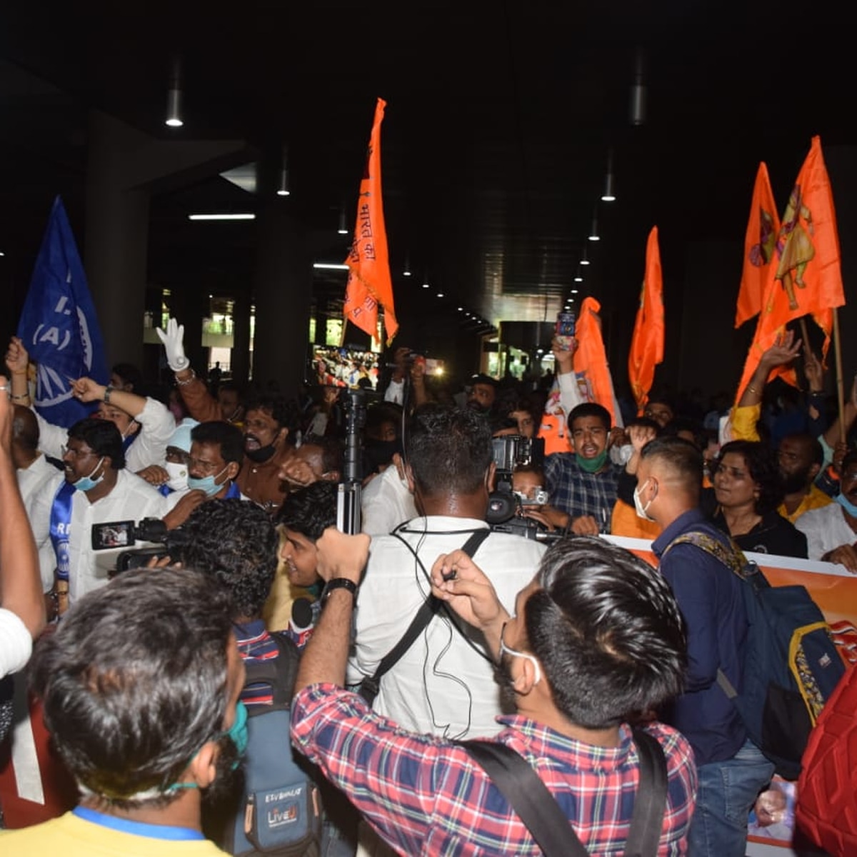 एयरपोर्ट पर कंगना रनौत को लेकर हो रहा विरोध