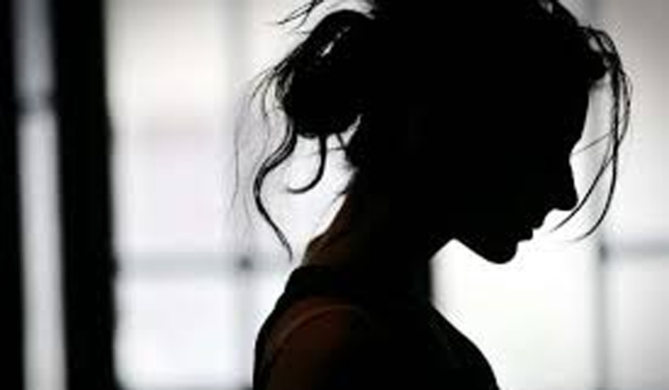 दवाई लेकर अपनी मां के साथ घर लौट रही थी युवती.