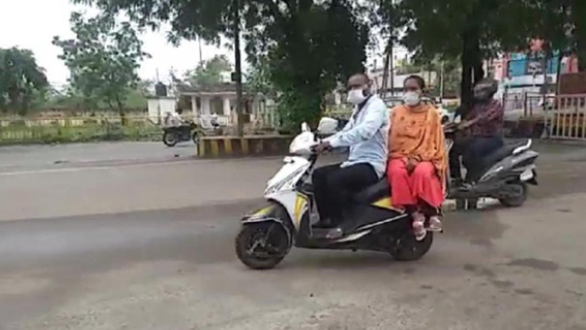 गर्भवती पत्नी को परीक्षा दिलाने का लिए पति ने चलाई 1176 किमी स्कूटी.