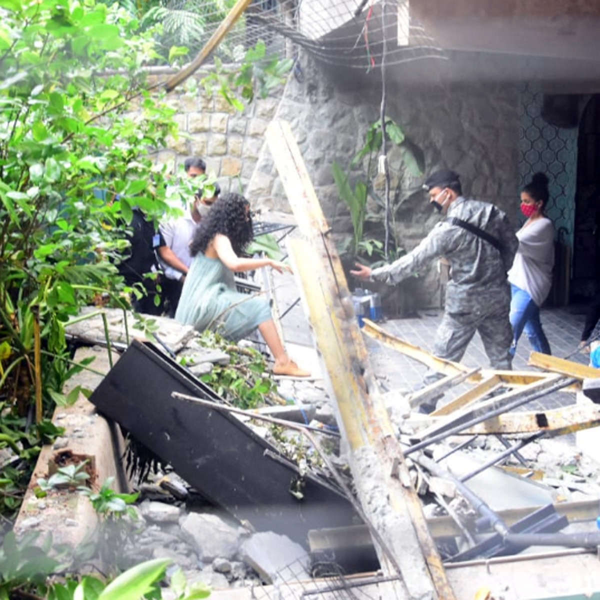 अपने टूट चुके दफ्तर का मुआयना करने पहुंचीं कंगना रनौत